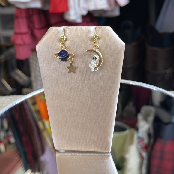 💕Super Cute Mixed Metals Planet & Astronaut Fashion Earrings💕 - Picture 3 of 6